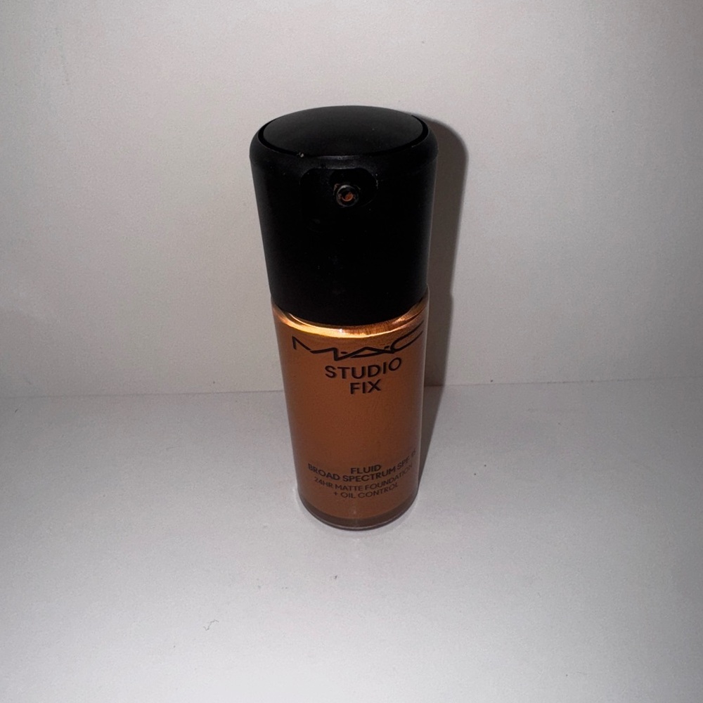 MAC Cosmetics Studio Fix Fluid Foundation NW43